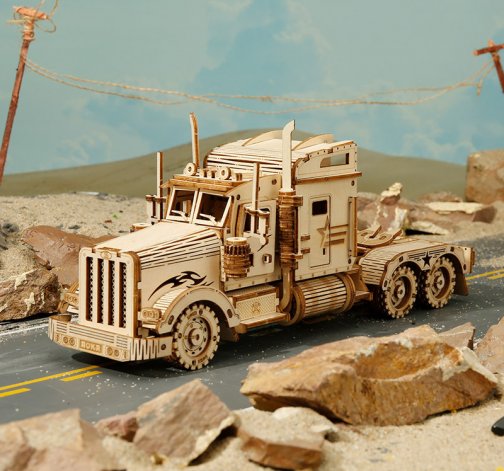 Dřevěný model tahače