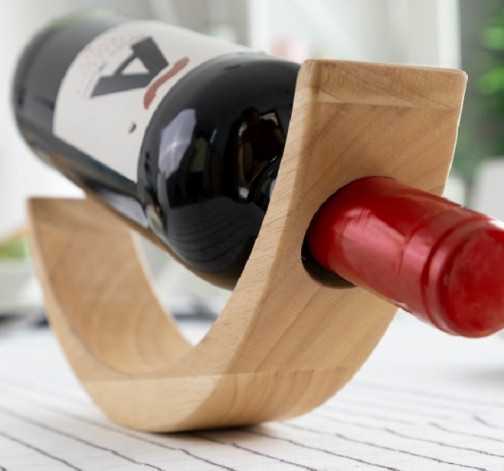 Dřevěný stojánek na víno