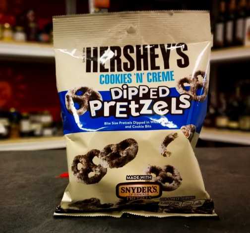 Křupavé preclíky Hershey's v čokoládě s kousky sušenek 120 g