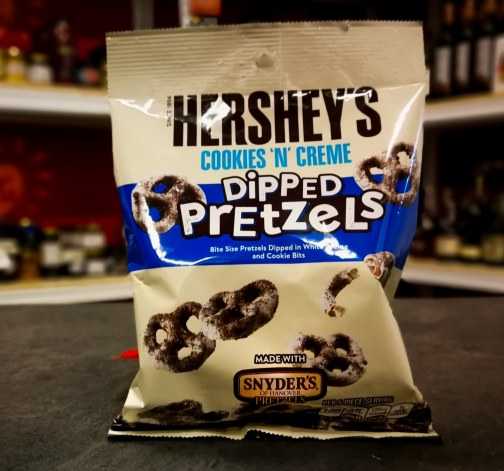 Křupavé preclíky Hershey's v čokoládě s kousky sušenek 120 g