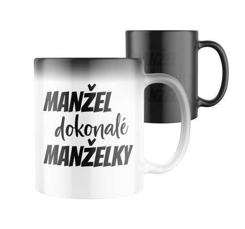 Magický keramický hrnek s potiskem Manžel dokonalé ženy