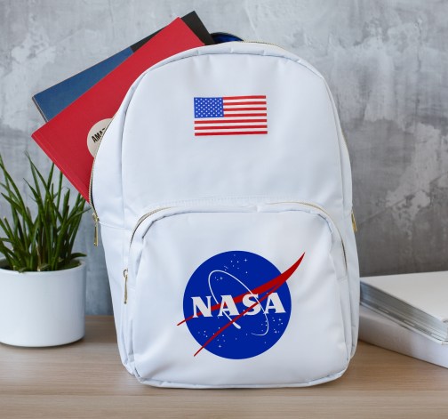 Vesmírný batoh s logem NASA