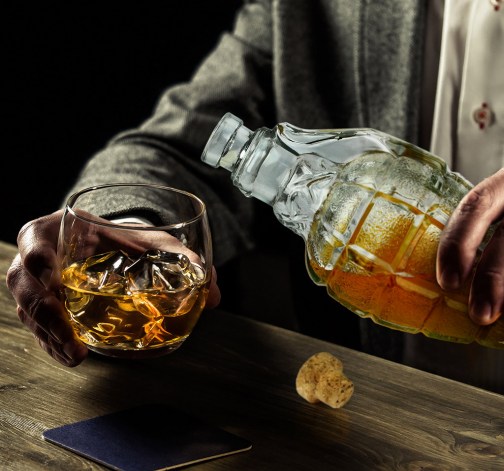 Karafa na kvalitní alkohol ve tvaru granátu