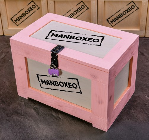 Prázdná truhla se zámečkem a pilkou růžová