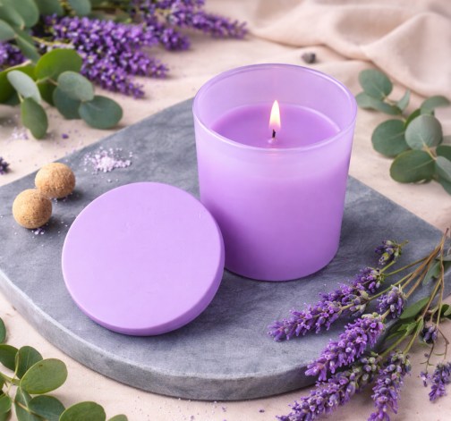 Fialová vonná svíčka v krabičce 130g  - LAVENDER & EUCALYPTUS